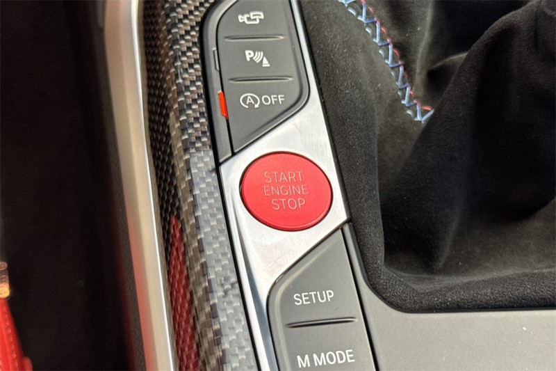 BMW M4 Vehicle Full-screen Gallery Image 21