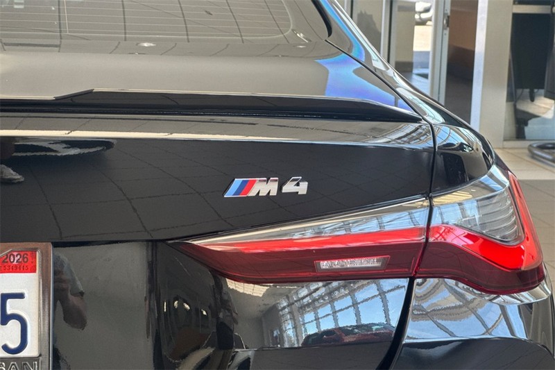 BMW M4 Vehicle Full-screen Gallery Image 26