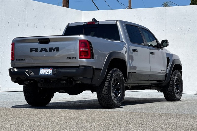 Ram 1500 Vehicle Full-screen Gallery Image 04