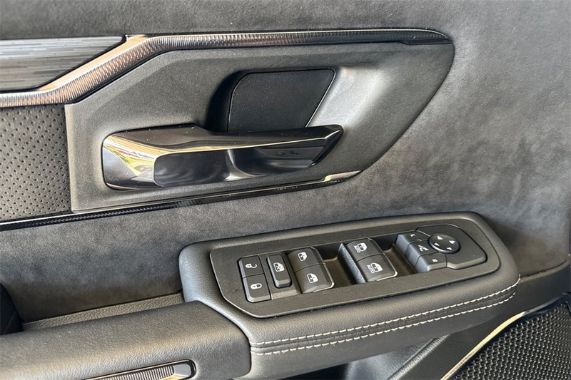 Ram 1500 Vehicle Full-screen Gallery Image 11