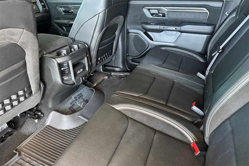 Ram 1500 Vehicle Full-screen Gallery Image 12