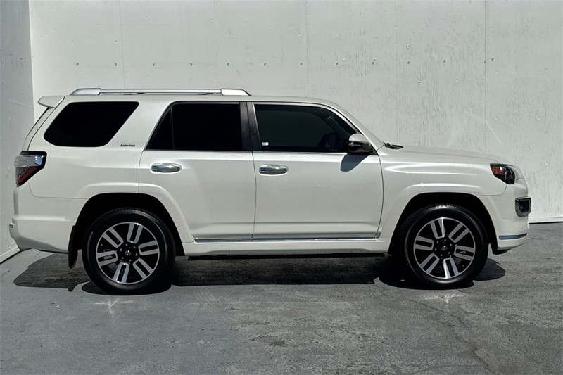 Toyota 4Runner Vehicle Full-screen Gallery Image 03