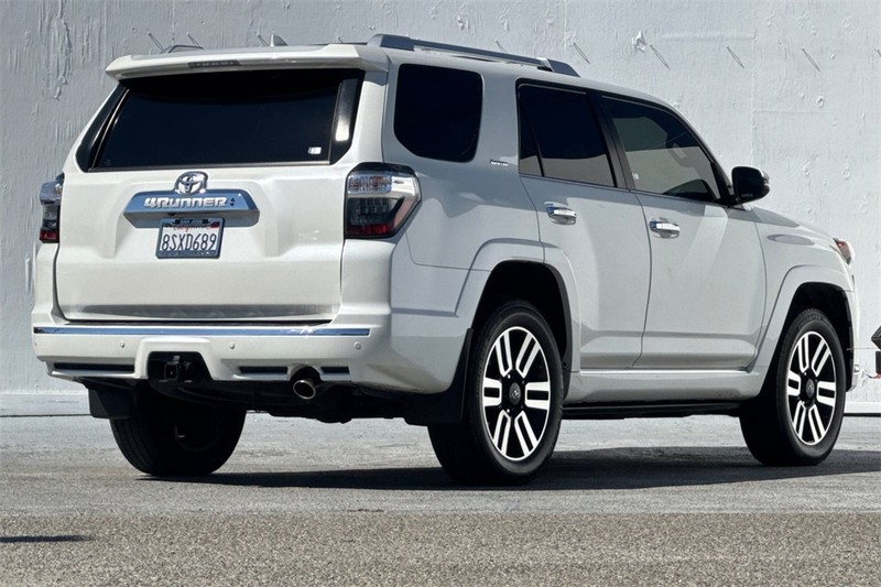 Toyota 4Runner Vehicle Full-screen Gallery Image 04
