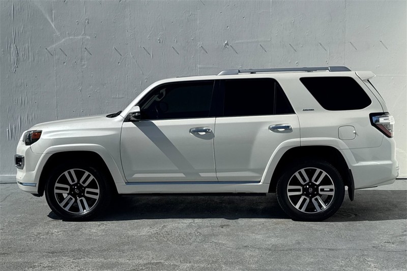 Toyota 4Runner Vehicle Full-screen Gallery Image 07