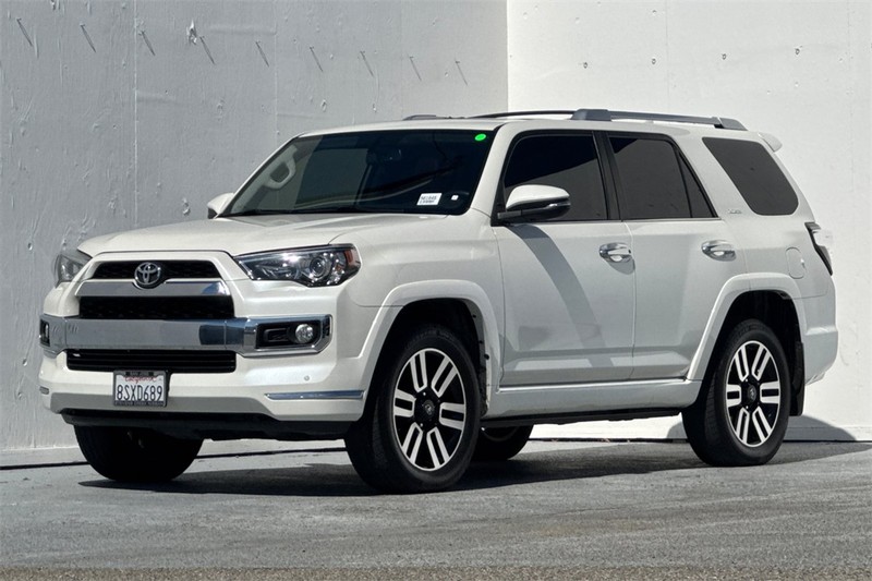 Toyota 4Runner Vehicle Full-screen Gallery Image 08