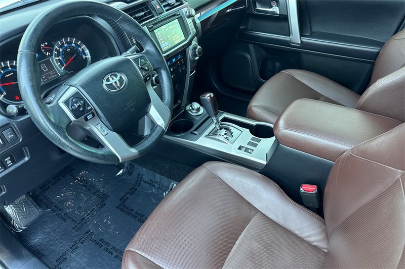 Toyota 4Runner Vehicle Full-screen Gallery Image 10