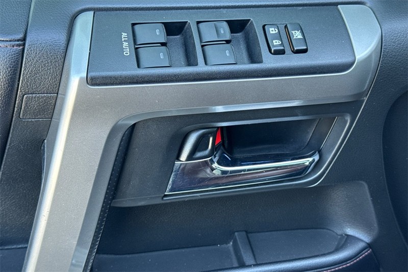 Toyota 4Runner Vehicle Full-screen Gallery Image 11