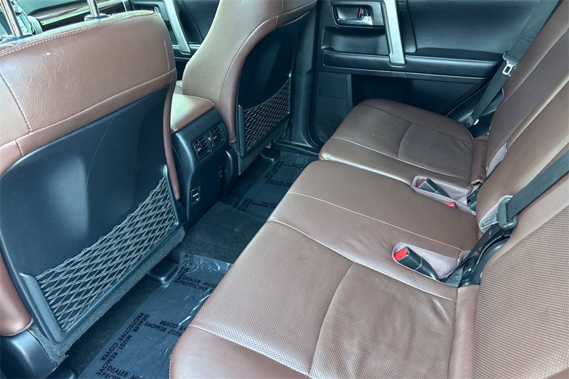 Toyota 4Runner Vehicle Full-screen Gallery Image 12