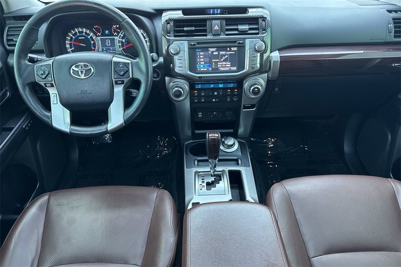 Toyota 4Runner Vehicle Full-screen Gallery Image 13