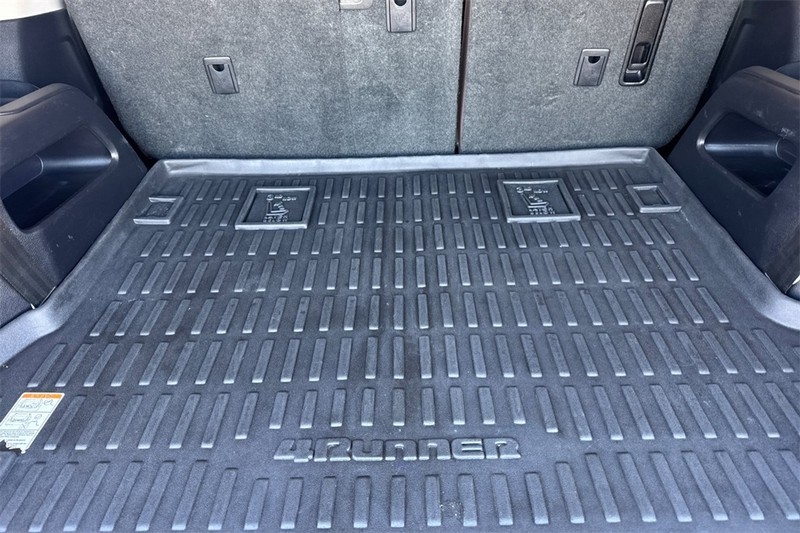Toyota 4Runner Vehicle Full-screen Gallery Image 15