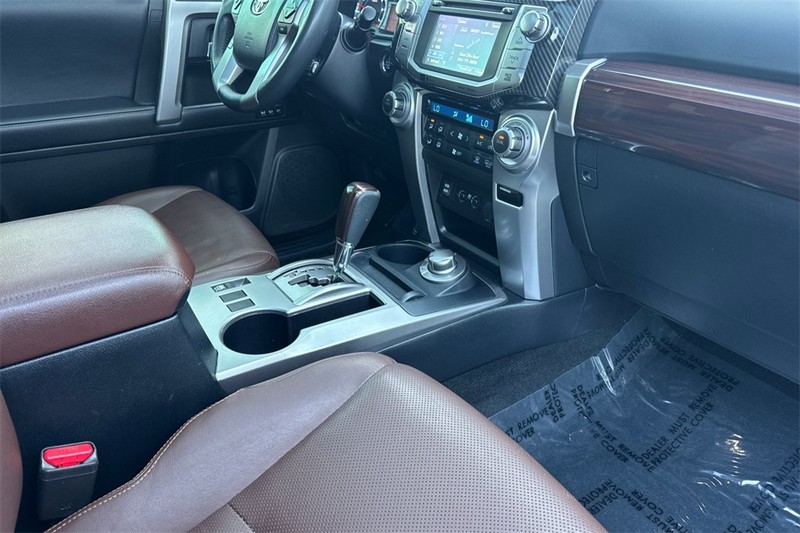 Toyota 4Runner Vehicle Full-screen Gallery Image 16