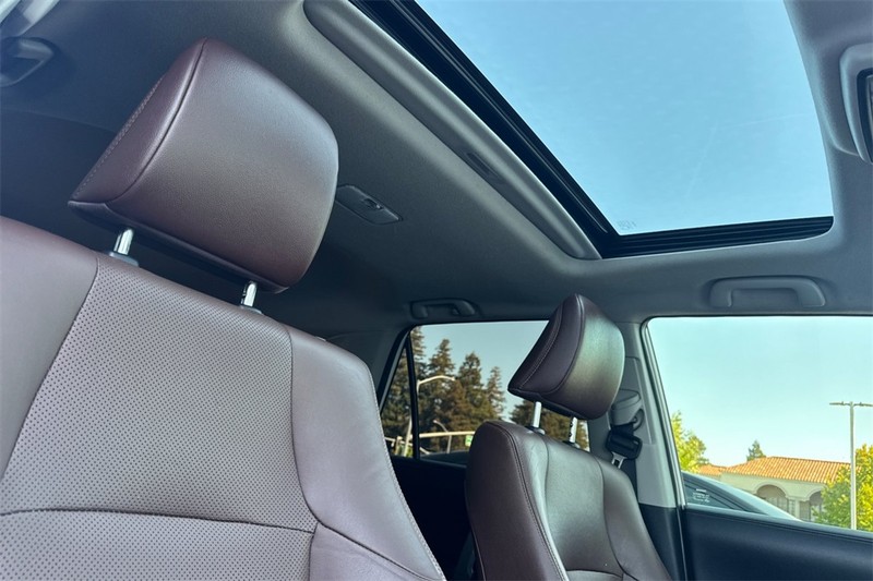Toyota 4Runner Vehicle Full-screen Gallery Image 17