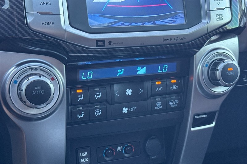 Toyota 4Runner Vehicle Full-screen Gallery Image 21