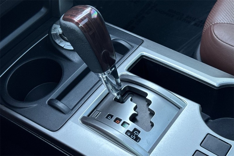 Toyota 4Runner Vehicle Full-screen Gallery Image 22