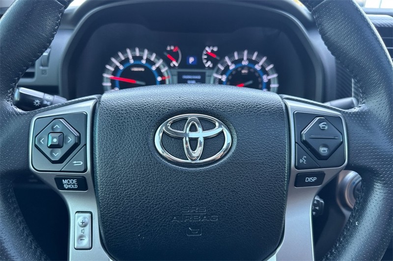 Toyota 4Runner Vehicle Full-screen Gallery Image 24
