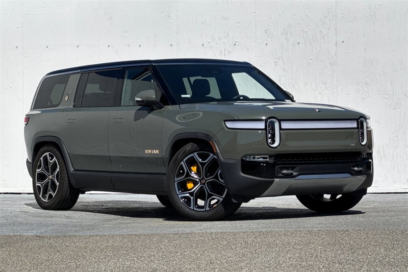 Rivian R1S Vehicle Full-screen Gallery Image 02