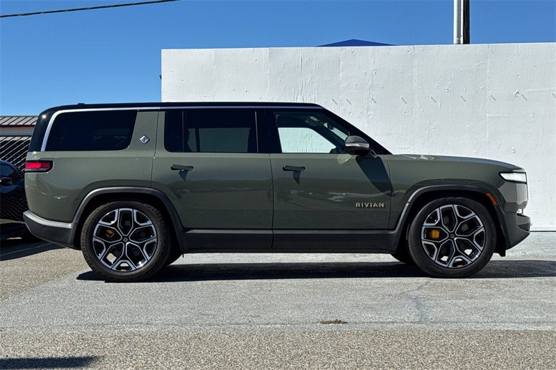 Rivian R1S Vehicle Full-screen Gallery Image 03