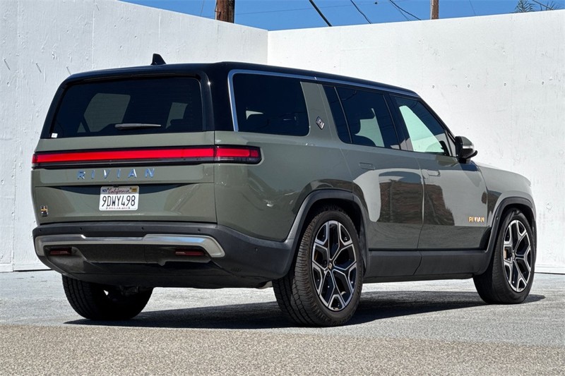 Rivian R1S Vehicle Full-screen Gallery Image 04