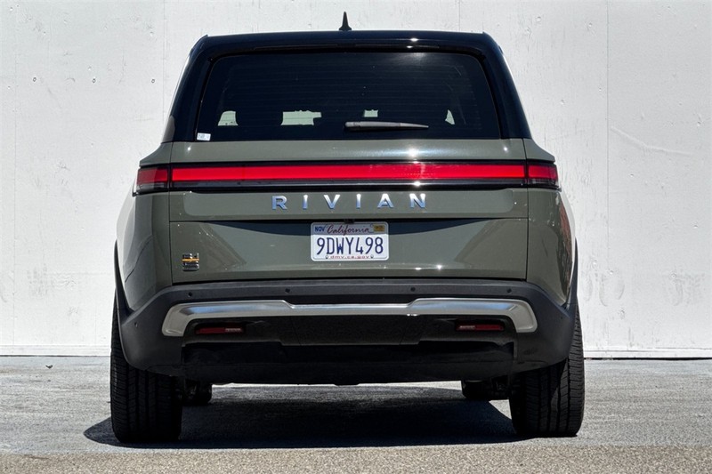 Rivian R1S Vehicle Full-screen Gallery Image 05