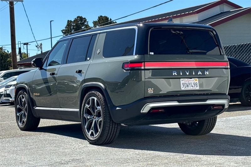 Rivian R1S Vehicle Full-screen Gallery Image 06