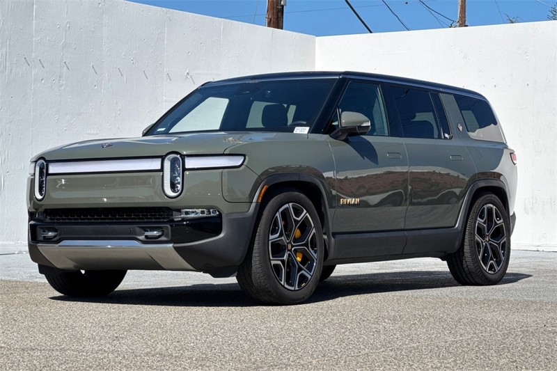 Rivian R1S Vehicle Full-screen Gallery Image 08