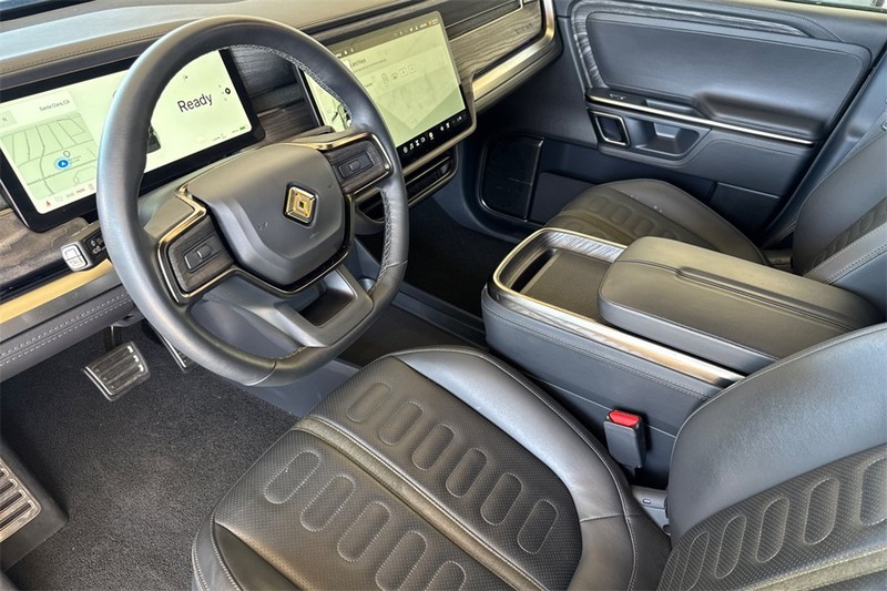 Rivian R1S Vehicle Full-screen Gallery Image 10