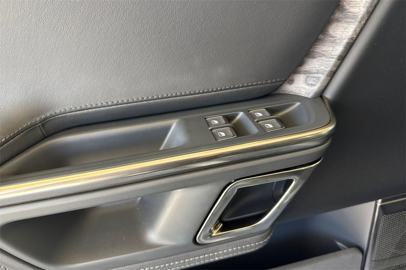 Rivian R1S Vehicle Full-screen Gallery Image 11