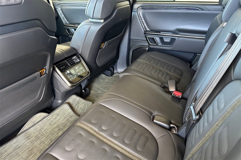Rivian R1S Vehicle Full-screen Gallery Image 12