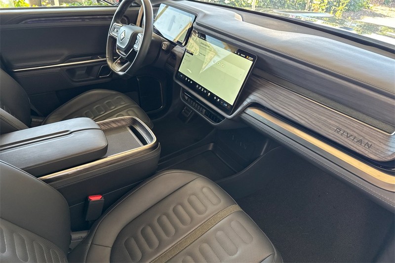Rivian R1S Vehicle Full-screen Gallery Image 15