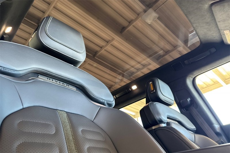 Rivian R1S Vehicle Full-screen Gallery Image 16