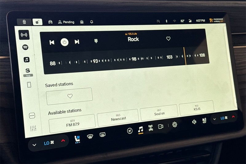 Rivian R1S Vehicle Full-screen Gallery Image 17
