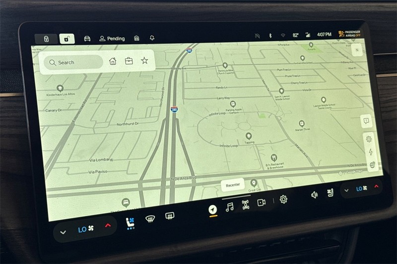 Rivian R1S Vehicle Full-screen Gallery Image 18