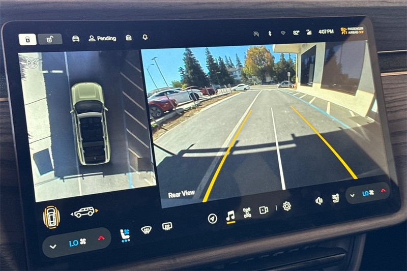 Rivian R1S Vehicle Full-screen Gallery Image 19