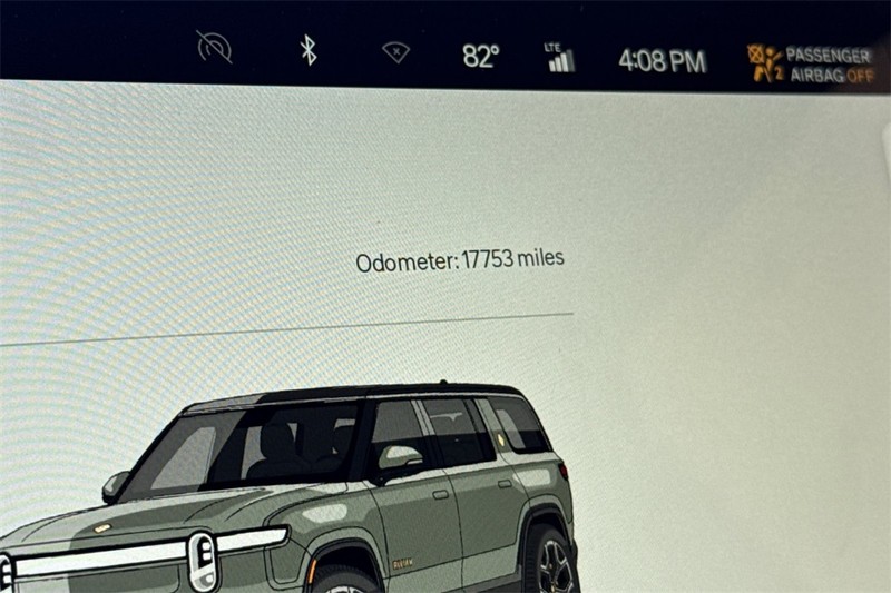 Rivian R1S Vehicle Full-screen Gallery Image 24