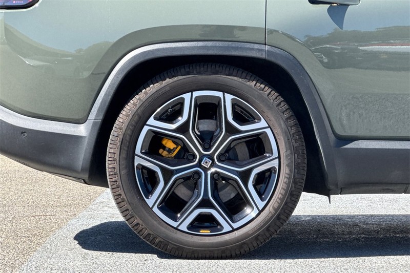 Rivian R1S Vehicle Full-screen Gallery Image 25