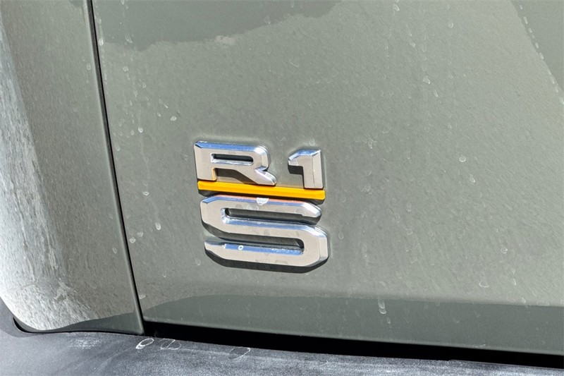 Rivian R1S Vehicle Full-screen Gallery Image 26
