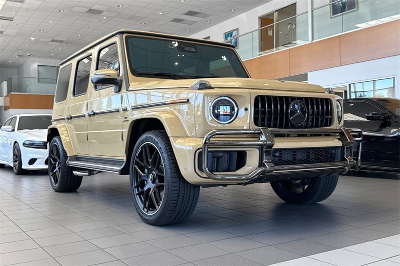 Mercedes-Benz G-Class Vehicle Full-screen Gallery Image 02