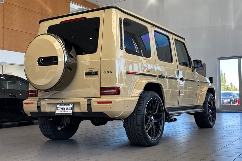 Mercedes-Benz G-Class Vehicle Full-screen Gallery Image 03