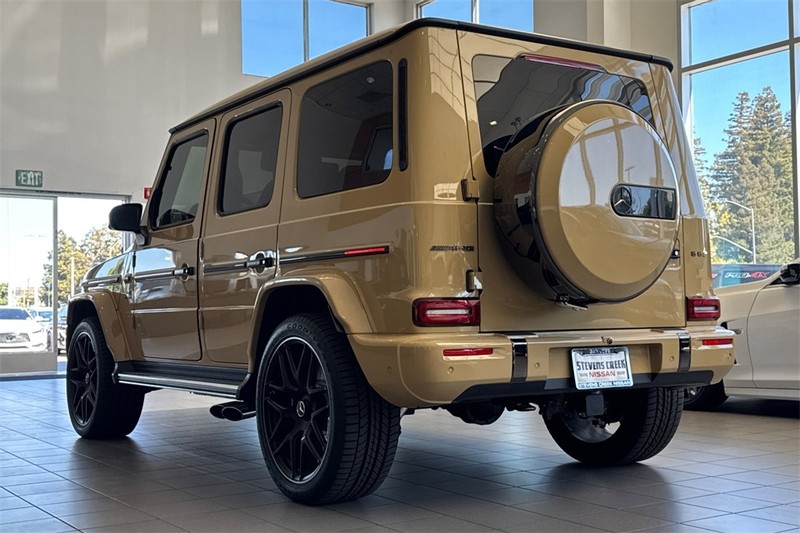 Mercedes-Benz G-Class Vehicle Full-screen Gallery Image 04