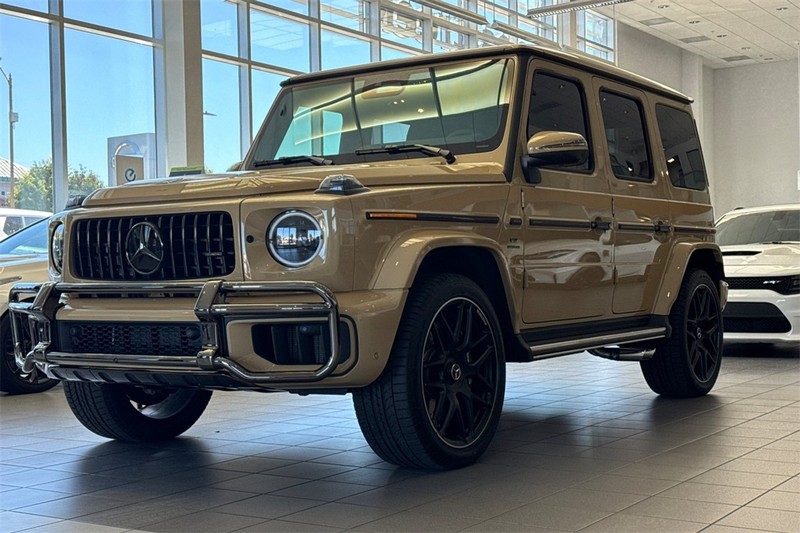 Mercedes-Benz G-Class Vehicle Full-screen Gallery Image 05