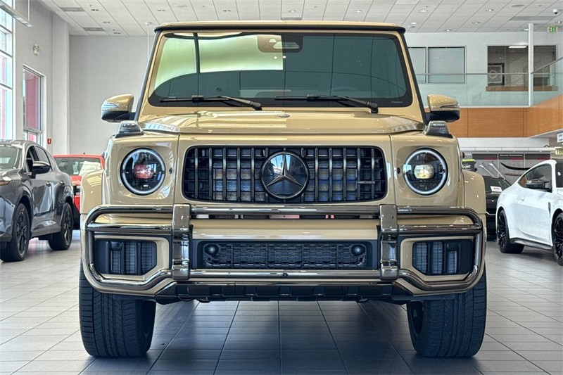 Mercedes-Benz G-Class Vehicle Full-screen Gallery Image 06