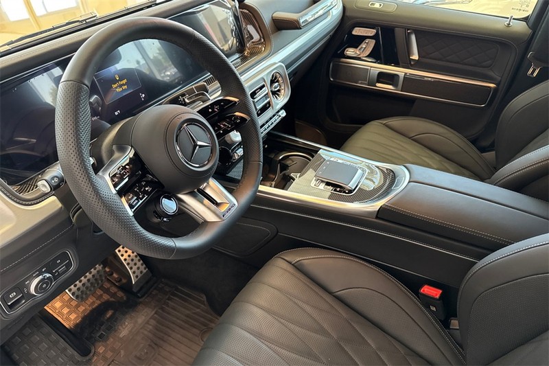 Mercedes-Benz G-Class Vehicle Full-screen Gallery Image 07