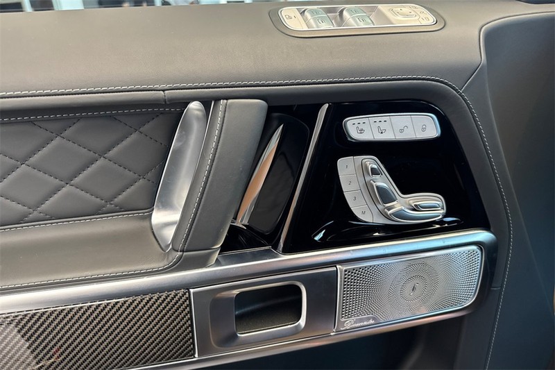 Mercedes-Benz G-Class Vehicle Full-screen Gallery Image 08