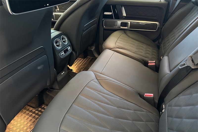 Mercedes-Benz G-Class Vehicle Full-screen Gallery Image 09