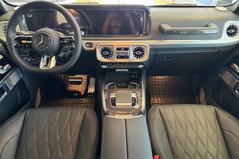 Mercedes-Benz G-Class Vehicle Full-screen Gallery Image 10