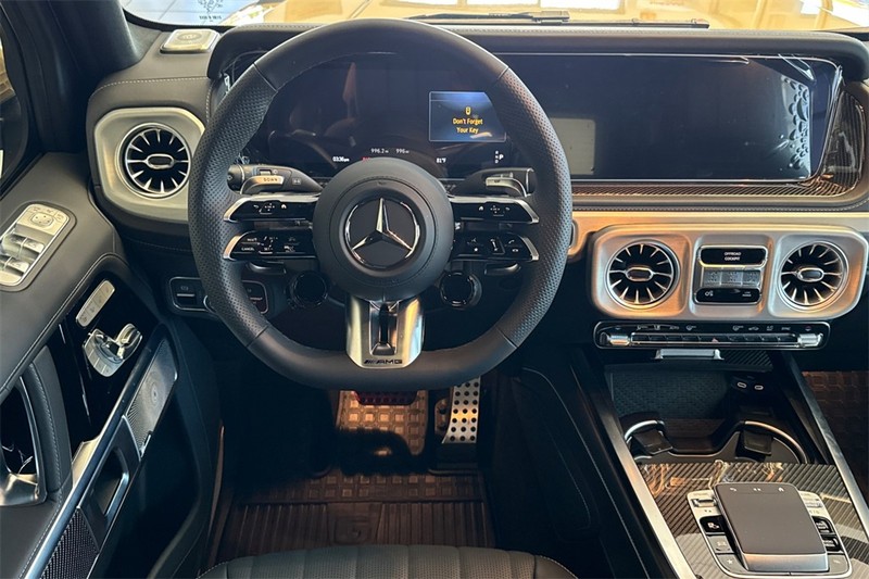 Mercedes-Benz G-Class Vehicle Full-screen Gallery Image 11