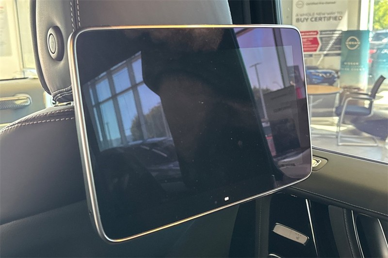 Mercedes-Benz G-Class Vehicle Full-screen Gallery Image 12