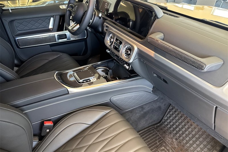 Mercedes-Benz G-Class Vehicle Full-screen Gallery Image 13