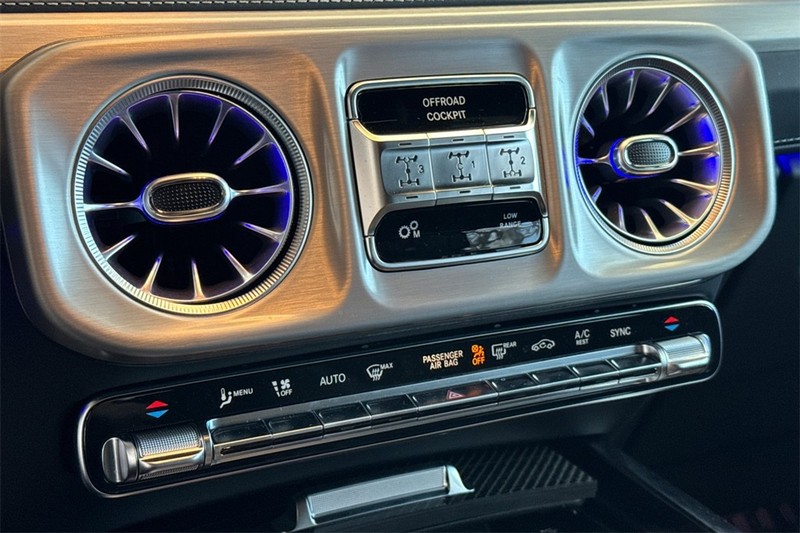 Mercedes-Benz G-Class Vehicle Full-screen Gallery Image 17
