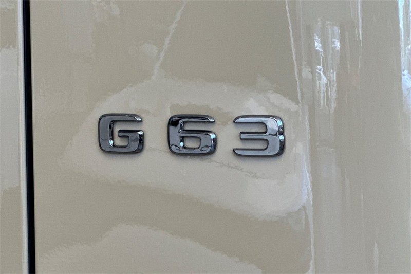 Mercedes-Benz G-Class Vehicle Full-screen Gallery Image 24
